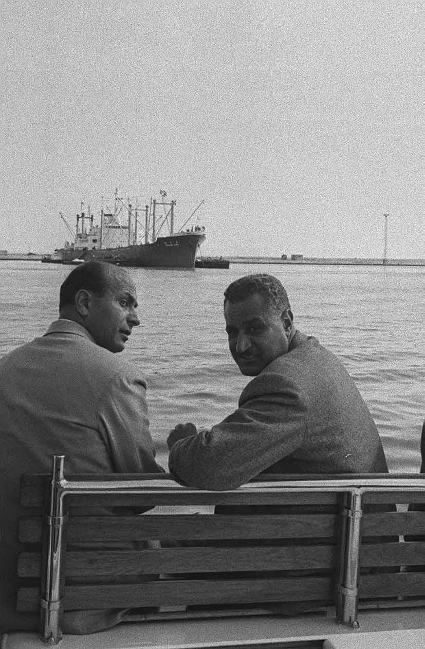 جمال عبد الناصر مع محمود يونس المسئول عن تأميم قناة السويس