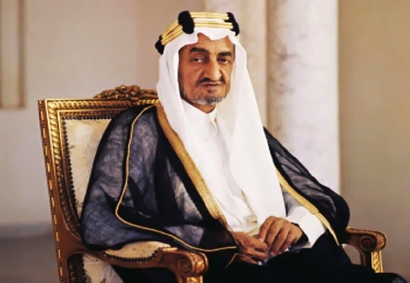 قبل السعودي الحكم فيصل عسير عبدالعزيز بن في تولى الجيش قيادة الملك توليه فيصل بن