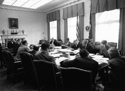 الرئيس كينيدي مجتمعا مع مجلس الوزراء خلال أزمة الصواريخ الكوبية