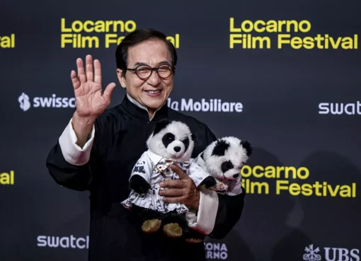 جاكي شان يقف على السجادة الحمراء في مهرجان لوكارنو السينمائي الدولي الـ78، لوكارنو، في 9 أغسطس 2025. AP Photo