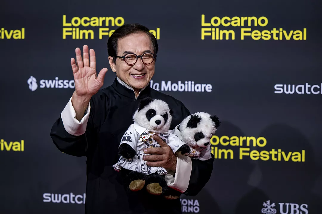 جاكي شان يقف على السجادة الحمراء في مهرجان لوكارنو السينمائي الدولي الـ78، لوكارنو، في 9 أغسطس 2025. AP Photo
