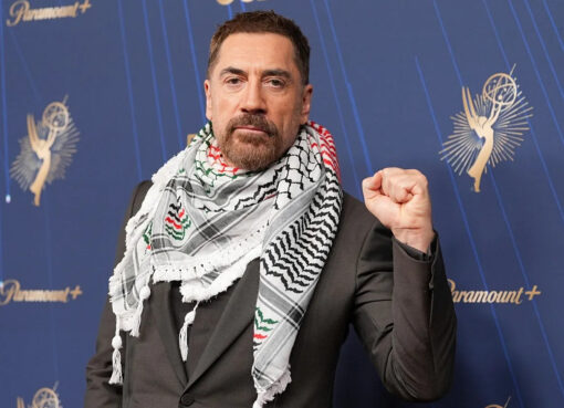 خافيير بارديم بالكوفية الفلسطينية في جوائز إيمي 77
