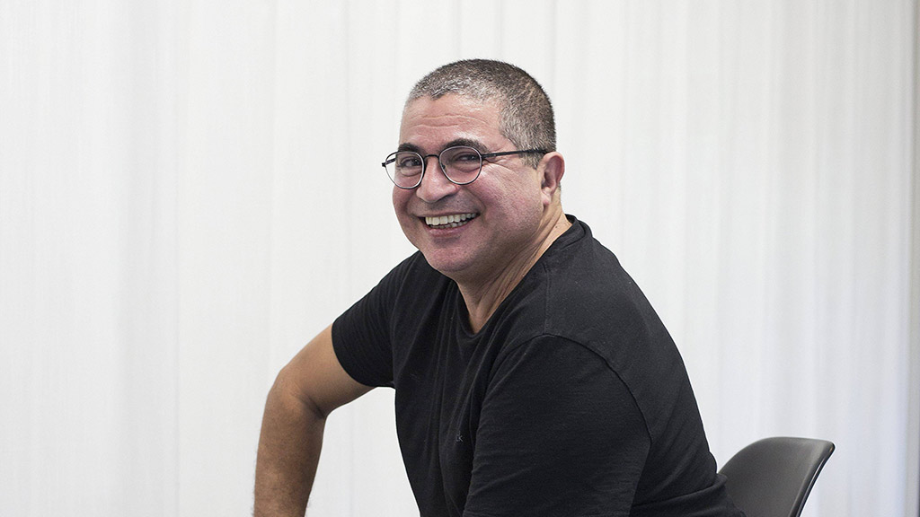 التشكيلي والروائي المغربي ماحي بينبين