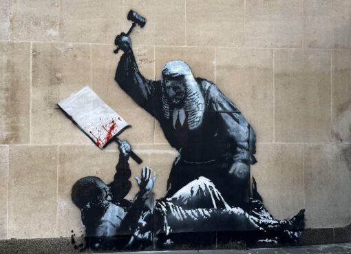 بانكسي يطلق جدارية جديدة في لندن تجسد قمع المتظاهرين وتعيد الجدل حول حرية التعبير في بريطانيا.