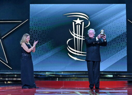 يسرا تُسلم حسين فهمي جائزة تكريمه