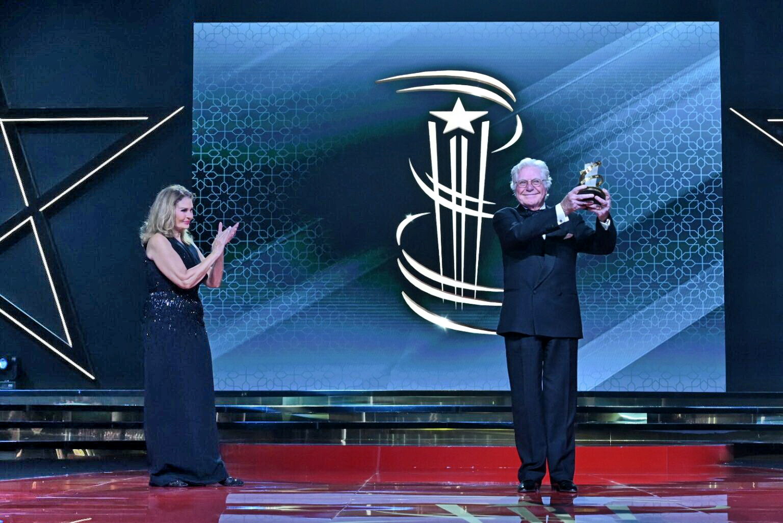 يسرا تُسلم حسين فهمي جائزة تكريمه