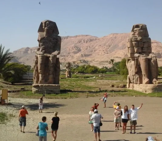 تمثالي ممنون مصر