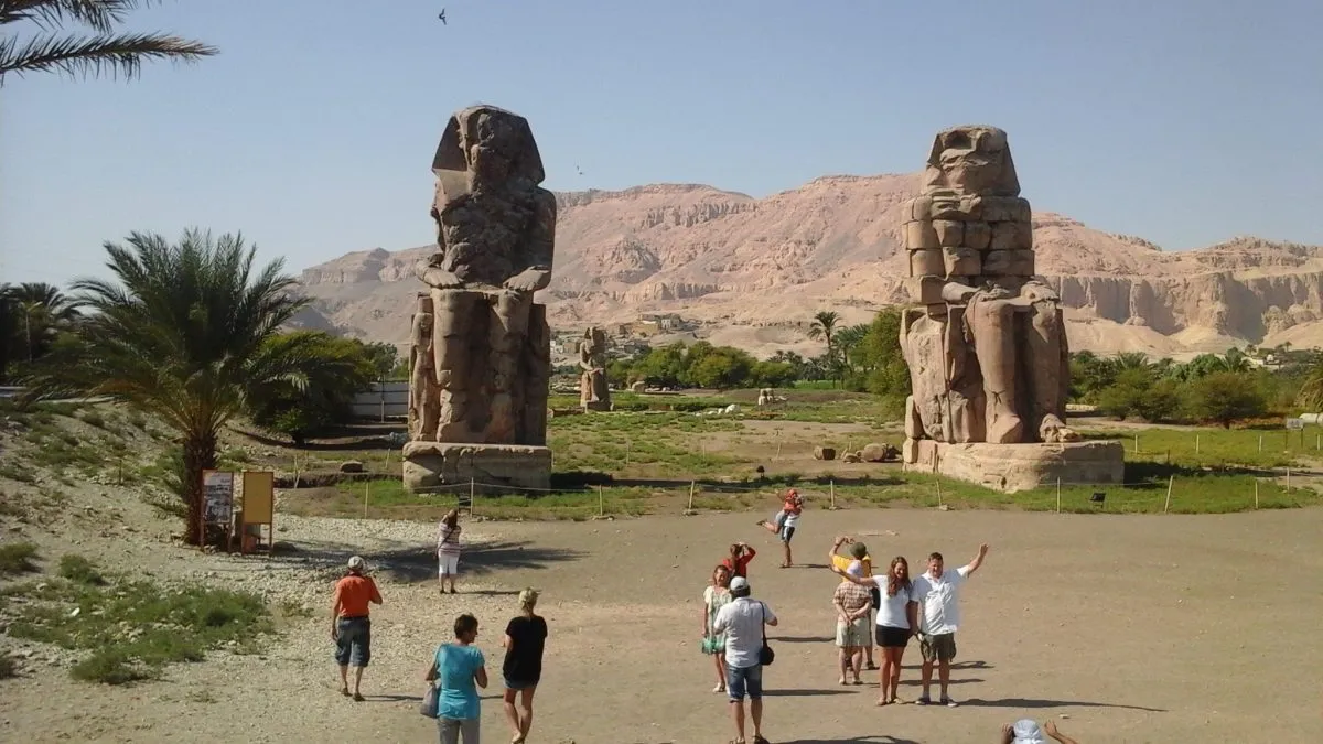 تمثالي ممنون مصر