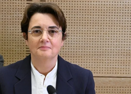 استقالة لورانس دي كار من متحف اللوفر