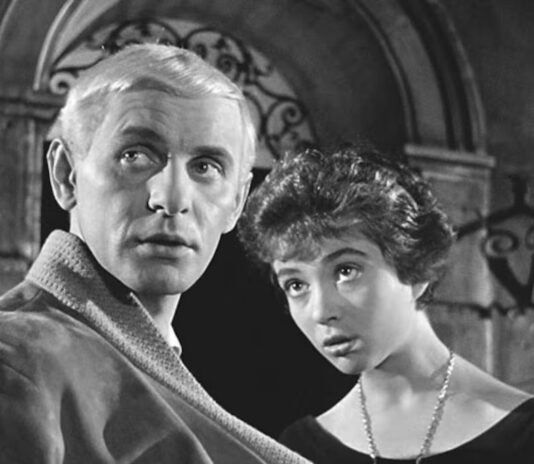 عرض فيلم السحرة الأبرياء