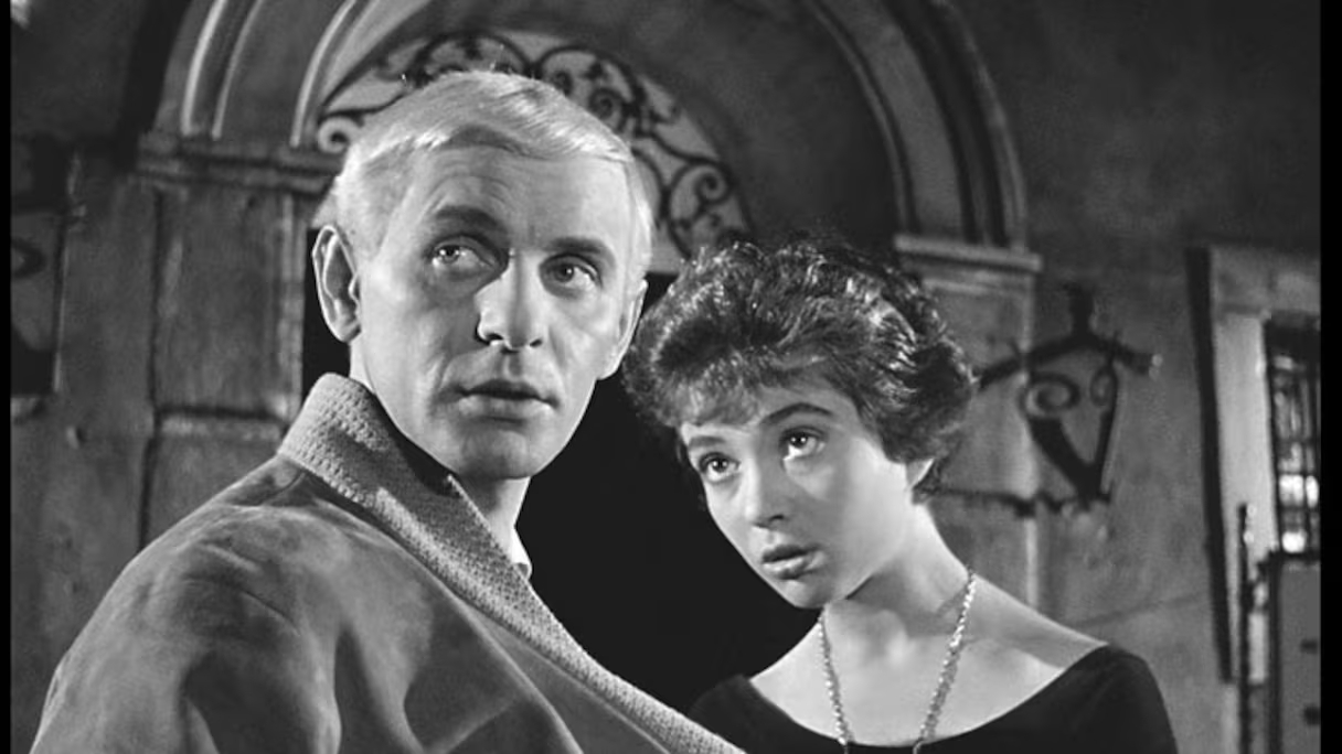 عرض فيلم السحرة الأبرياء