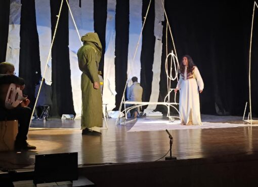 مسرحية عايشة قنديشة