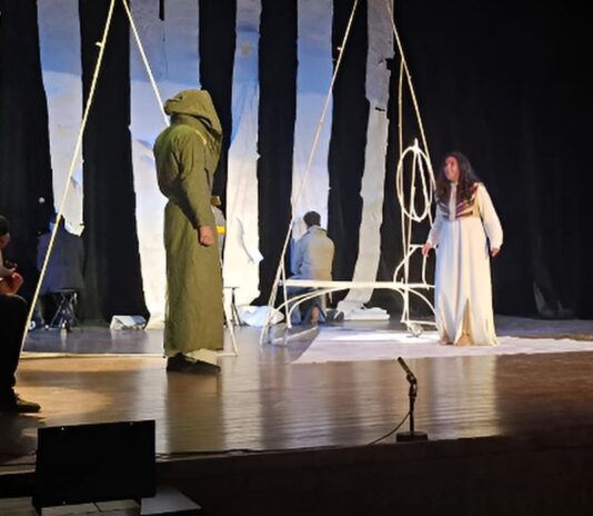 مسرحية عايشة قنديشة