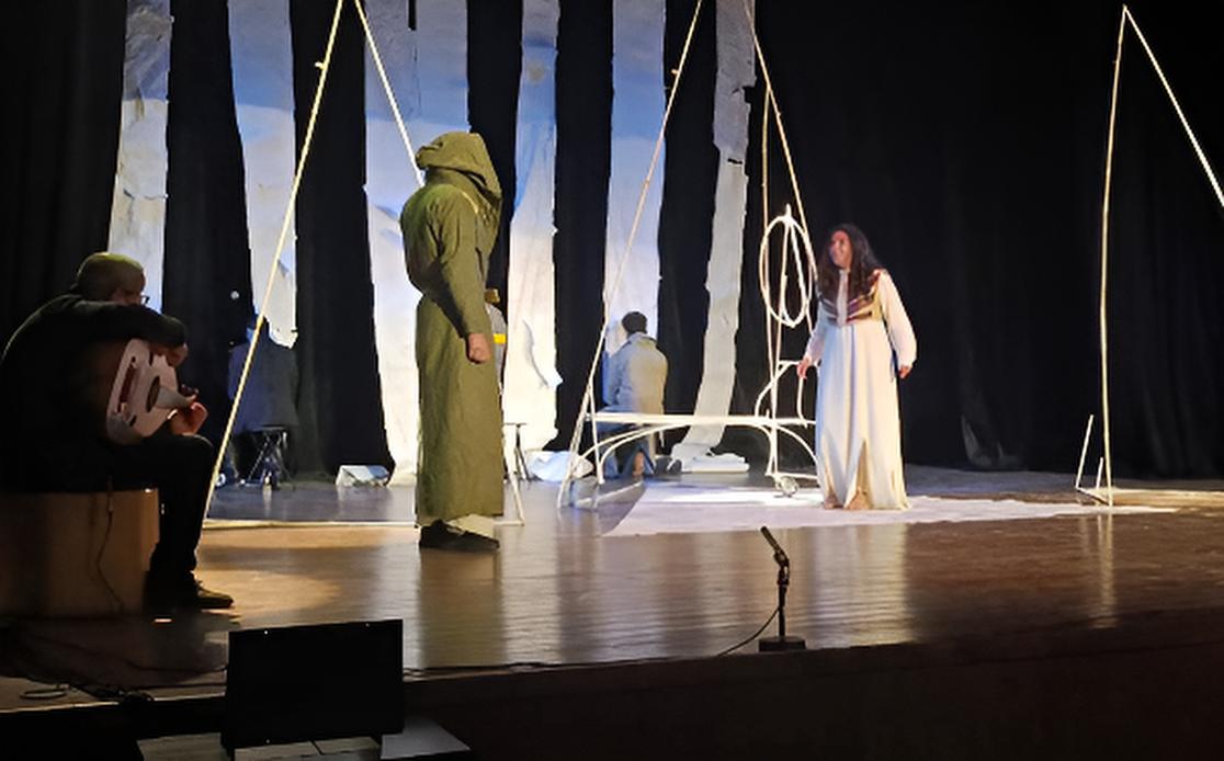 مسرحية عايشة قنديشة