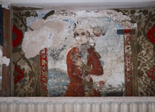 رسم متضرر على جدار موقع تاريخي في أصفهان، إيران