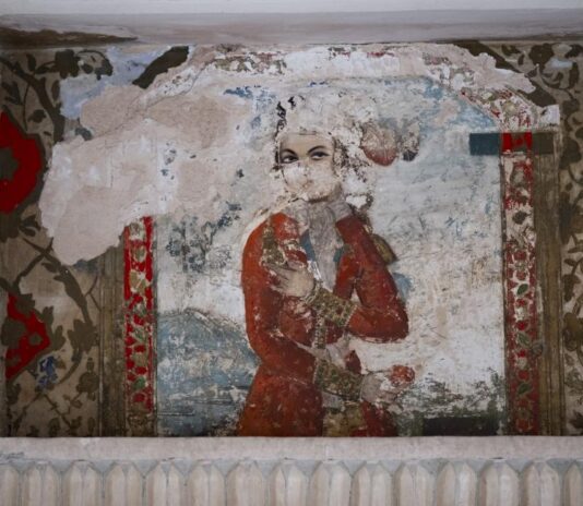 رسم متضرر على جدار موقع تاريخي في أصفهان، إيران